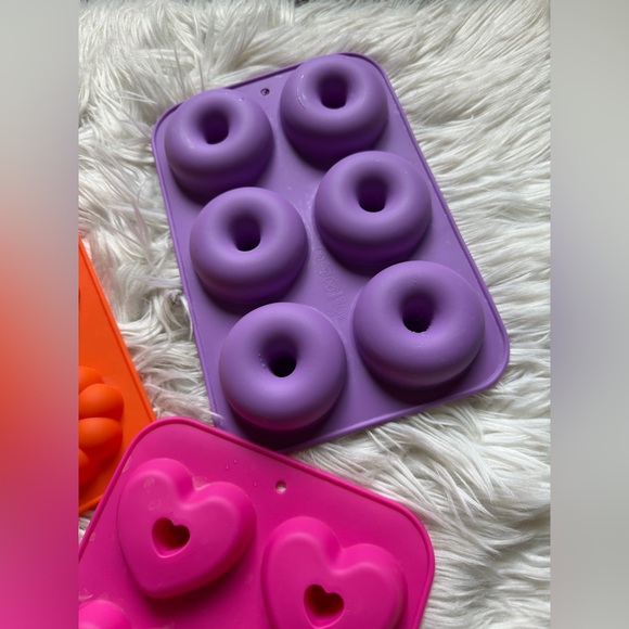 Set of (3) silicone donut molds - Picture 4 of 6